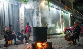 Người Hà Nội bắc bếp củi, quây quần luộc bánh chưng xuyên đêm trên vỉa hè