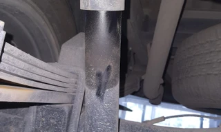 Giảm xóc ô tô bị chảy dầu xử lý thế nào?