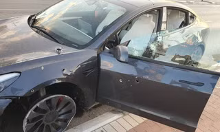 Xe điện Tesla cứu người đàn ông Israel sau hơn 100 viên đạn