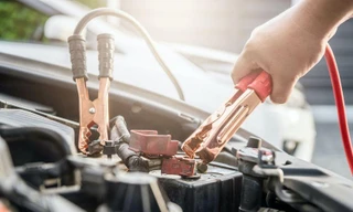 Cách khởi động xe khi bị hết ắc quy