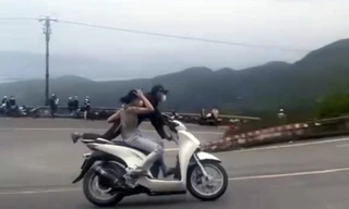 Công an truy tìm đôi nam nữ đi SH 'làm xiếc' ở đèo Hải Vân