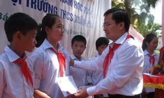 Bí thư T.Ư Đoàn Nguyễn Anh Tuấn trao học bổng cho học sinh nghèo vượt khó trường THCS Xuân Phú- Yên Dũng- Bắc Giang. Ảnh Hải Yến