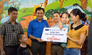 Đoàn thanh niên Tập đoàn VNPT tặng Linh Chi số tiền trị giá 40 triệu đồng