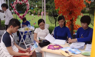 Du khách đăng kí tour trăng mật siêu tiết kiệm tại triển lãm cưới ngày 15/8. Ảnh Bảo Linh