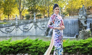 Ngọc Hân mặc áo dài hoa giữa khung cảnh nước Ý lãng mạn