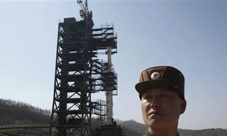 Một lính Triều Tiên đứng canh bệ phóng tên lửa Unha-3 hồi tháng 4 năm nay