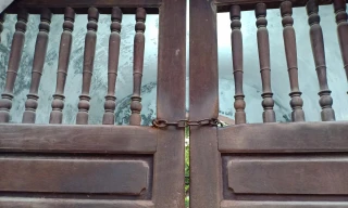 Phố ông Đồ tại Hà Nội cửa đóng then cài trong ngày 27 Tết