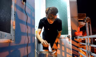 Giá xăng tăng, sinh viên chật vật làm thêm, tằn tiện chi tiêu