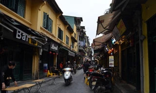 Hàng quán Hà Nội vắng vẻ vì ca mắc COVID-19 liên tục tăng cao