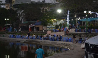 Hà Nội: Hậu giãn cách, quán nhậu lại tràn xuống vệ hồ 