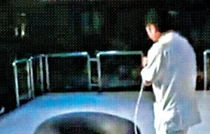 Ông Từ Hồng Lâm biểu diễn bơm xăm ôtô bằng mũi. (Nguồn: Internet)