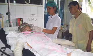 Bác sĩ đang hỏi thăm sức khỏe bệnh nhân bị bỏng Ảnh: Thái Hà