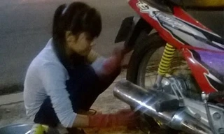 Bí ẩn cô gái xinh đẹp vá xe trong đêm