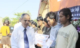 Ông Phạm Quang Vũ trao tiền hỗ trợ cho các hộ nông dân nghèo trồng cà phê tại buôn Mâp, Ea Pốk, Cư M’Gar, Buôn Ma Thuột