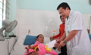 BS Đồng trao hoa chúc mừng bệnh nhân