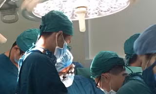 Cứu nam thanh niên chấn thương nặng sau tai nạn giao thông