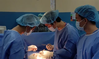 Cắt bỏ 40 cm ruột hoại tử cứu sống sản phụ và con