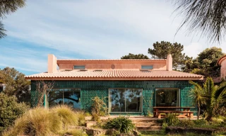 Ngắm ngôi biệt thự màu ngọc bích ẩn mình giữa thiên nhiên