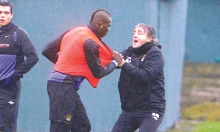 'Siêu quậy' đi, Mancini buồn