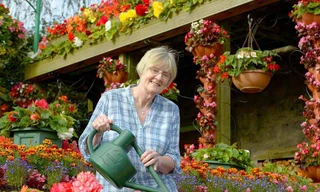 Không gian ngập tràn trong sắc hoa