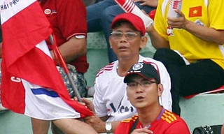 Ông Trần Bá Hòa (áo trắng) bị khởi tố bị can. Ảnh: Châu Thành.