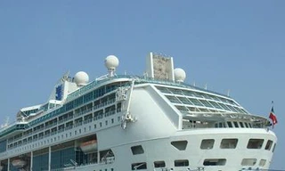 Tàu Trung Quốc chở 100 khách du lịch trái phép tới Hoàng Sa