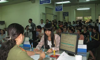 Đổ xô đi làm hộ chiếu vì tin đồn tăng giá