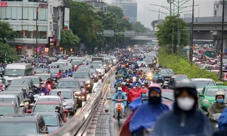 Ngày đầu tuần mưa lớn, nhiều tuyến phố Hà Nội ùn tắc dài