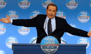 Thủ tướng Ý chê đối thủ… kém tắm và hôi hám