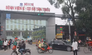 Người dân bất chấp nguy hiểm, băng qua đường tại cổng bệnh viện K Tân Triều