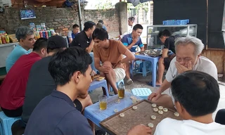Người dân tập trung uống nước, đánh cờ không đeo khẩu trang tại quán nước trên địa bàn phường La Khê, quận Hà Đông