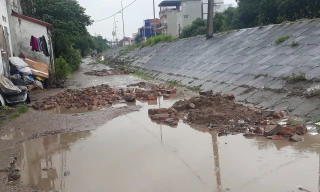 Đường bê tông vỡ nát khiến người dân đi lại khó khăn