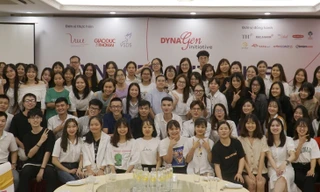 Các chuyên gia, thành viên của Sáng kiến Hỗ trợ Sinh viên khóa I và II chụp ảnh lưu niệm