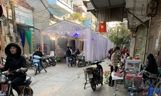 Tái diễn đám cưới dưới lòng đường ngoại thành Hà Nội