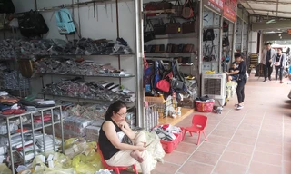 Tiểu thương làm bạn với điện thoại, chờ khách hàng