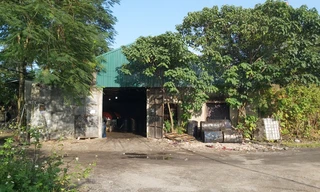 Cận cảnh nhà xưởng ô nhiễm bủa vây trường học, khu dân cư ở Hà Nội