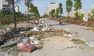 Rác tràn ngập lòng đường trong KĐT Văn Khê
