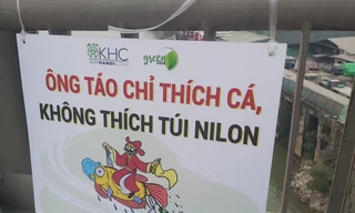 Thông điệp 'Ông Táo chỉ thích cá, không thích túi nilon' xuât hiện trên cầu Hà Nội