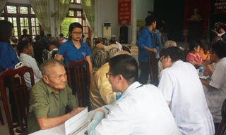 Đội ngũ bác sỹ trẻ Bệnh viện Nhiệt đới Trung ương nhiệt tình tư vấn, thăm khám cho các thương bệnh binh