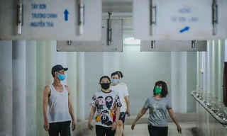 Rất đông người dân đi bộ, tập thể dục dưới hầm đi bộ Ngã Tư Sở