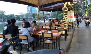 Vỉa hè ven hồ Hoàng Cầu bị chiếm dụng 