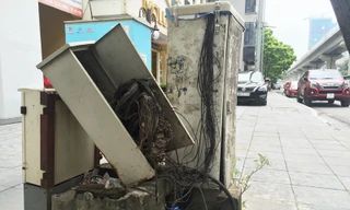 Tổ hợp 3 tủ điện nhếch nhác, có cái bị bung nắp trên phố Nguyễn Trãi.