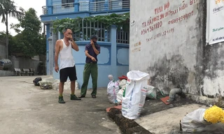 Rác chất đống khắp đường làng, ngõ xóm tại xã Tuy Lai