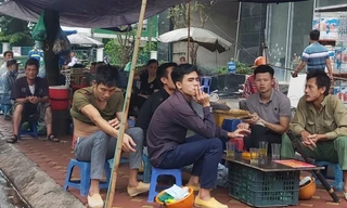 Quán trà đá tại ngã tư đường Ngụy Như Kon Tum - Lê Văn Thiêm đông kín khách sáng 8/8