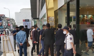 Bất chấp rủi ro dịch Covid 19, người dân vẫn xếp hàng mua đồ Uniqlo