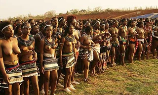 Lễ hội múa sậy được tổ chức hàng năm nhằm tôn vinh trinh tiết và tình đoàn kết