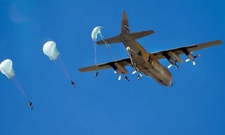 ‘Mục kích’ Iran tập trận đổ bộ đường không