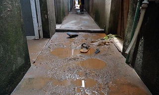 Bùn đất tràn vào nhà dân sau sự cố. Ảnh: Nguyễn Hoàn