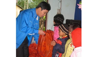 Tặng quà Tết cho trẻ em vùng cao