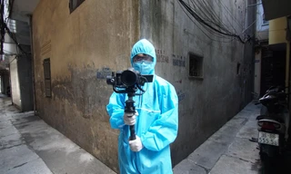 Học theo y bác sĩ tuyến đầu cạo trọc tóc, chàng phóng viên nhận biểu cảm bất ngờ từ bố mẹ